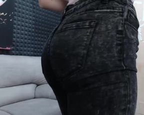 twerkingbaby 2016-11-29 tight pants and round butt
