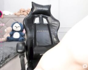 Yunleah inside her pussy (private show)