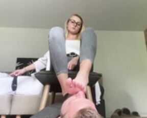 2021-06-11-emmyfeetandsocks-feet-sniffing-and-cum