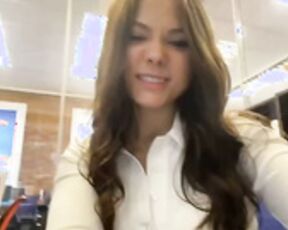 Valeriaankaa masturbates in the office