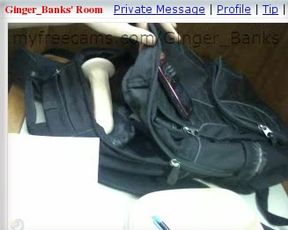 Ginger_Banks jugando con Dildo en la biblioteca.