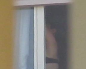 spiata dalla finestra