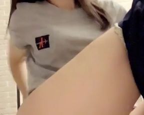 Ellieleen1 (aka ellieleen11, ellieleen, elliemayli) goes solo on cam and tickles her tight snapper OnlyFans private video