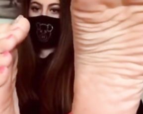 arabic teenager shows her sexy smelly feet for money