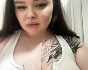 LadyDimitrescu public toilet show