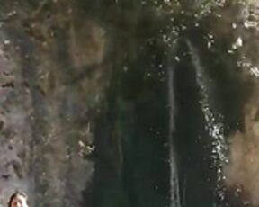 Neila desnuda en la naturaleza