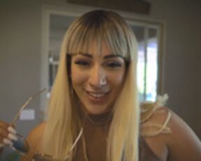 Valentina Jewels makes her big ass comfortable